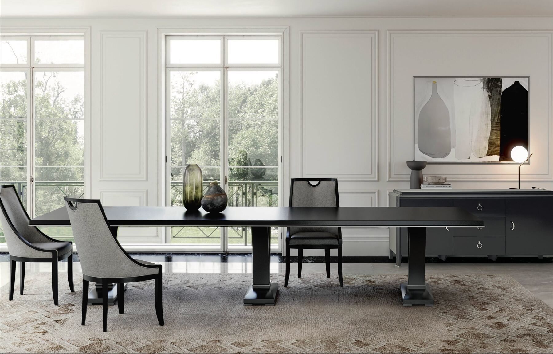 Sala da pranzo con tavolo in legno scuro, sedie imbottite e credenza