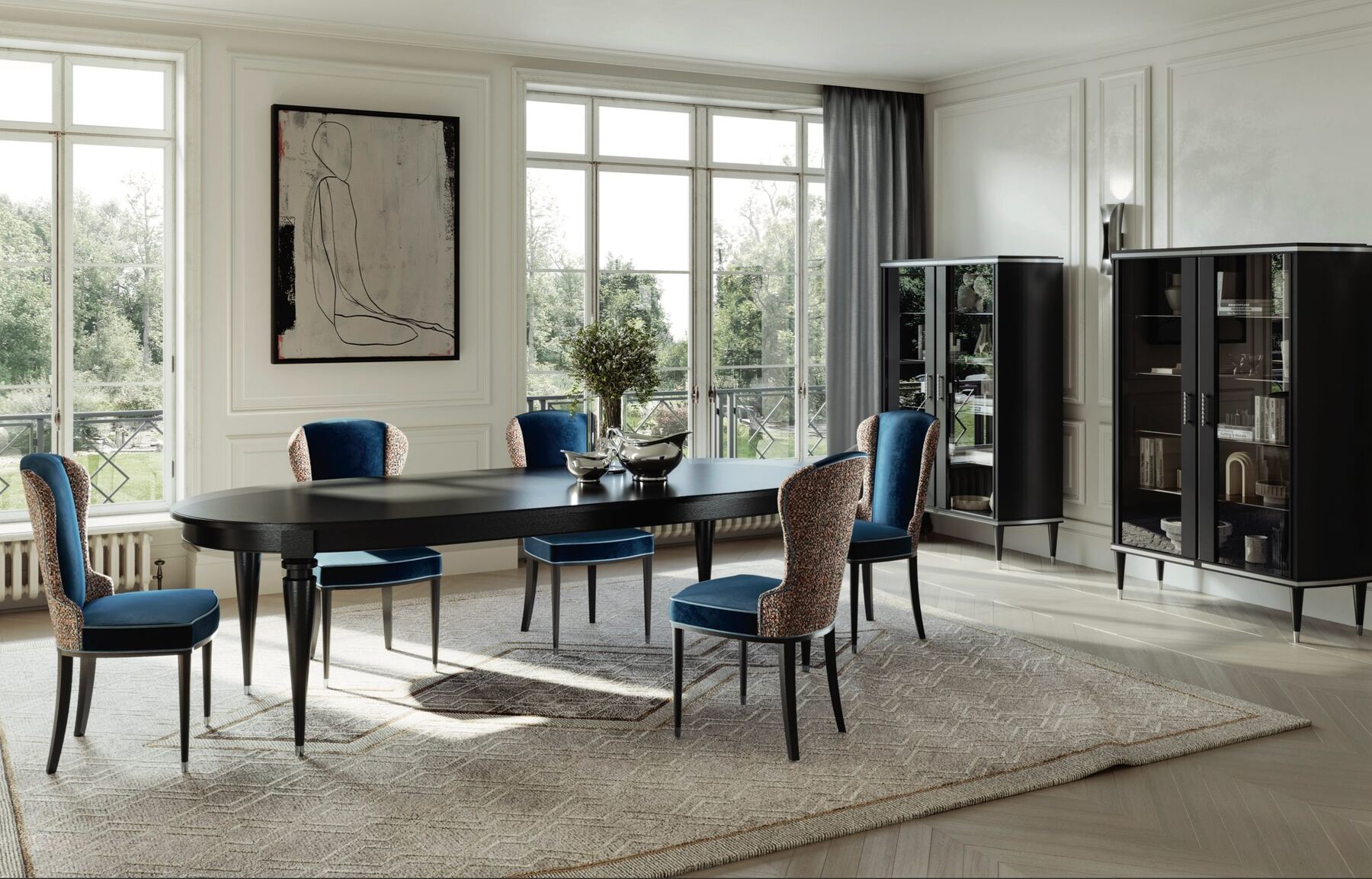 Sala da pranzo con tavolo ovale, sedie in velluto blu e vetrine coordinate